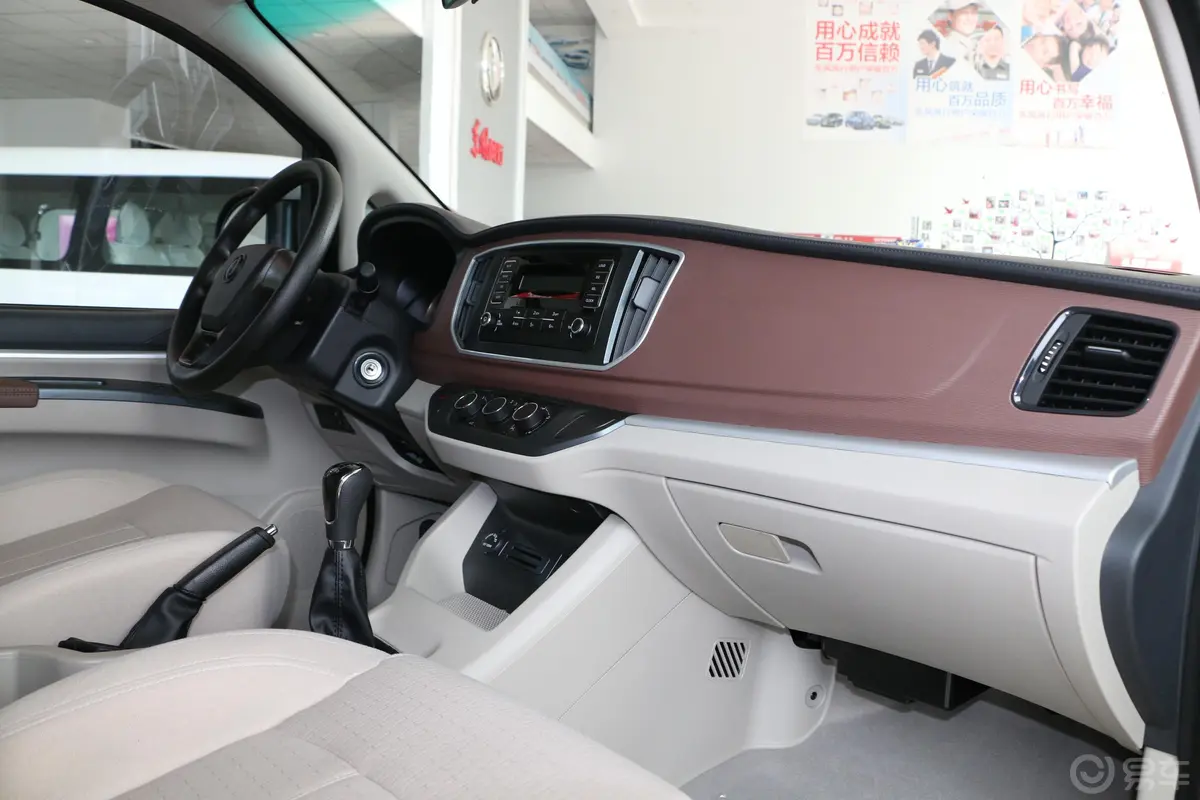 菱智M5 1.6L 手动 基本型 7座 国VI内饰全景副驾驶员方向