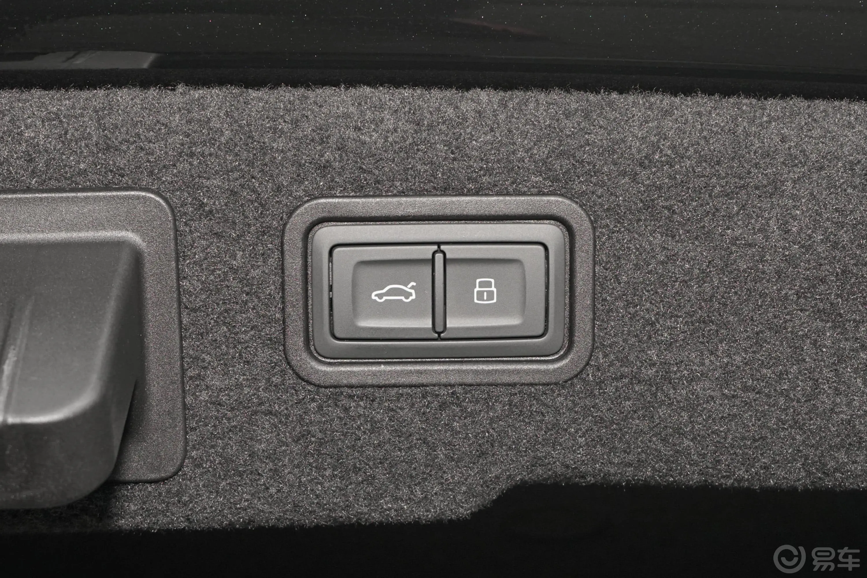奥迪A8Plus A8L 55 TFSI quattro 尊贵型电动尾门按键（手动扶手）