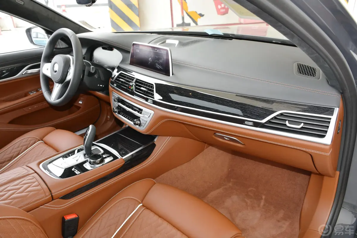 宝马7系M760Li xDrive V12 运动套装内饰全景副驾驶员方向