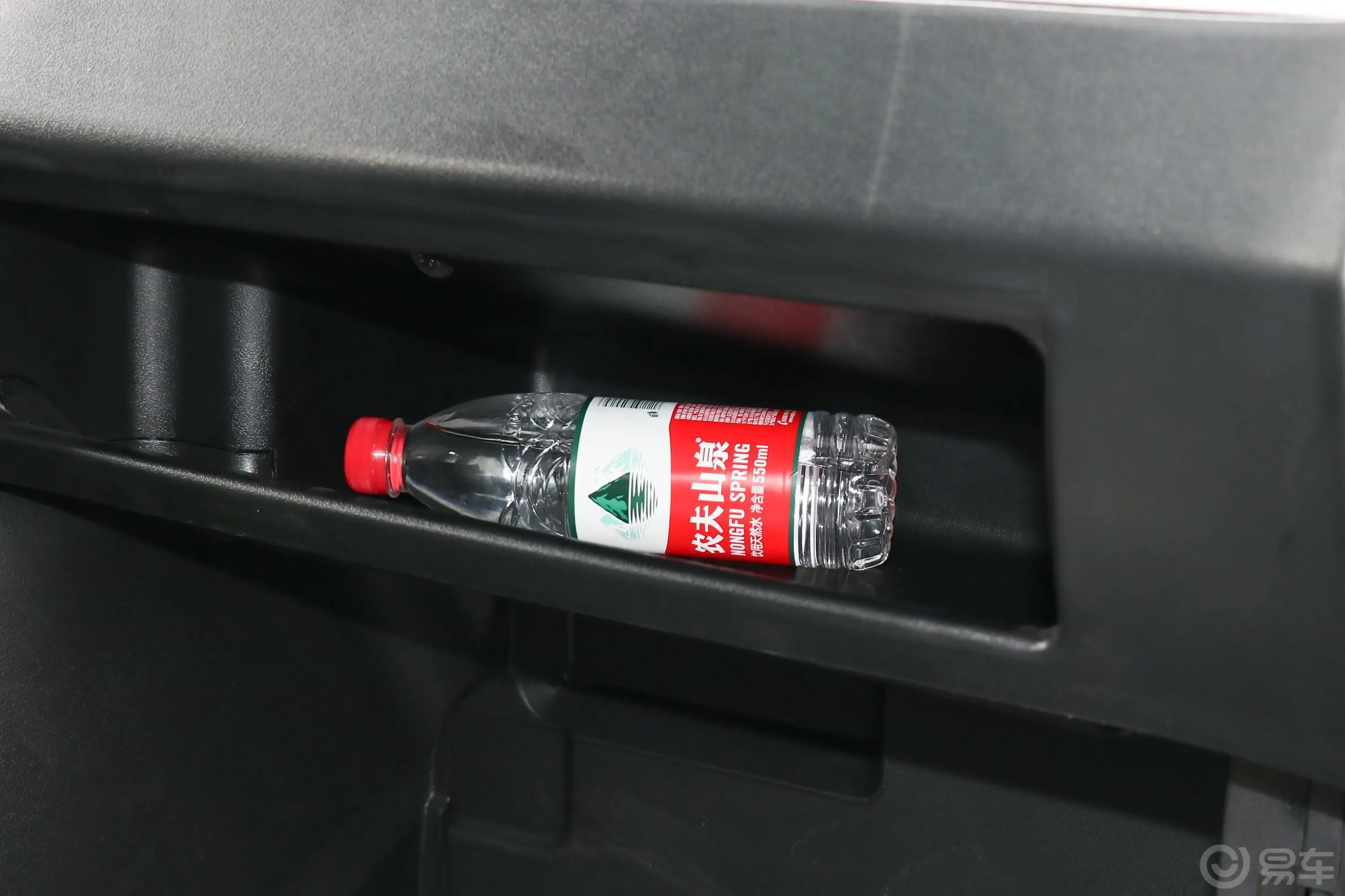 依维柯得意客车 A40 2.8T 手动 中顶 17座手套箱空间水瓶横置