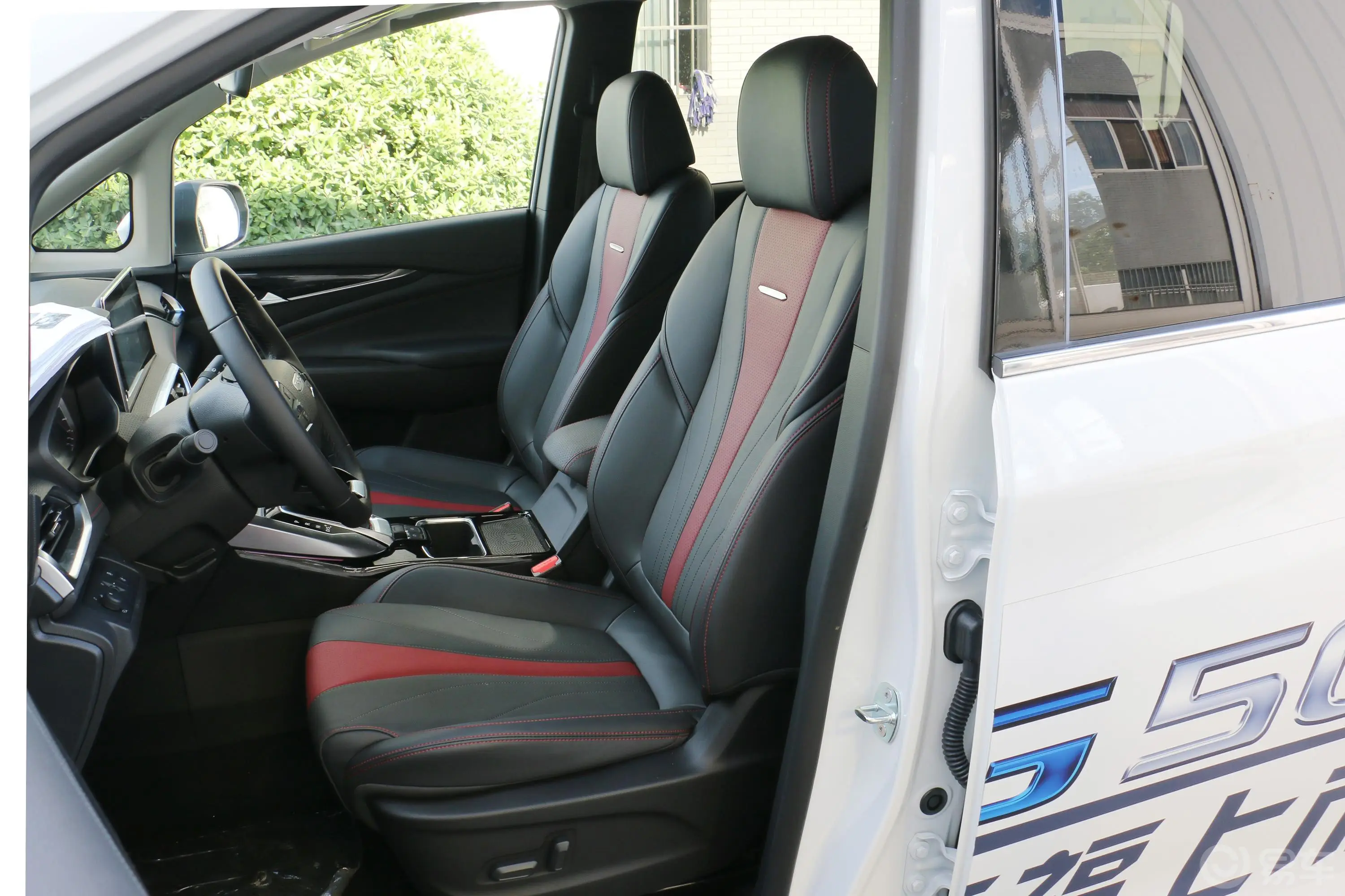 大通G501.5TGI 双离合 尊享版 7座 国VI驾驶员座椅