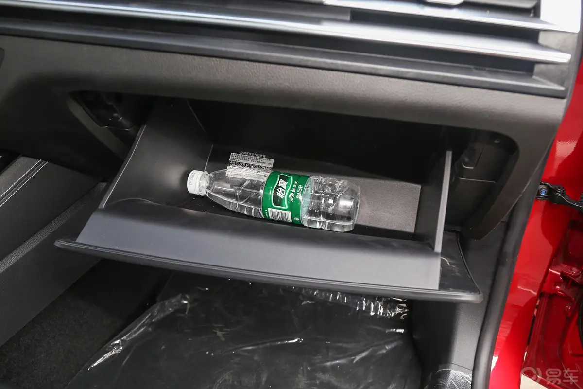 秦Pro新能源EV 超能版 高功率版 智联领动型手套箱空间水瓶横置