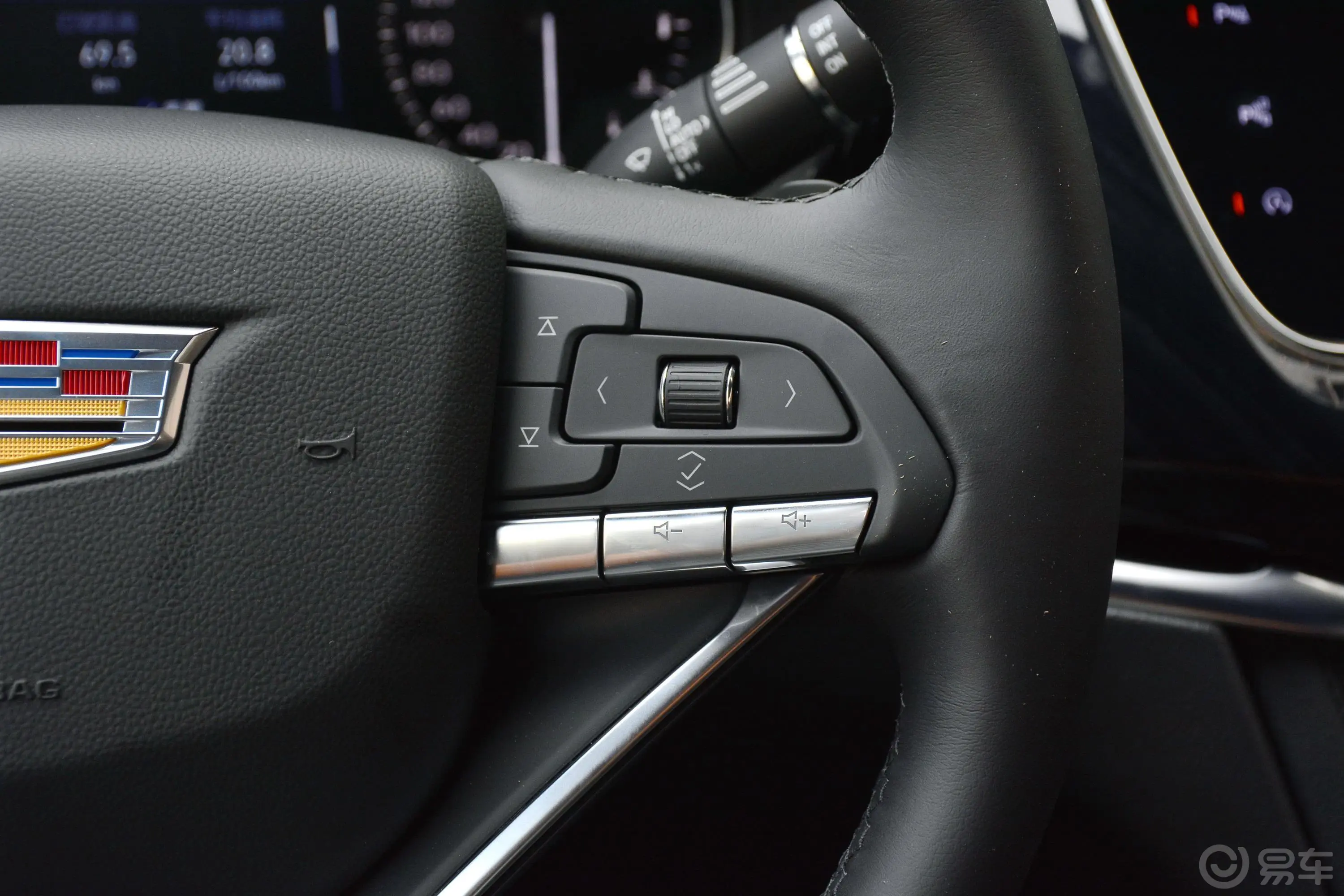 凯迪拉克XT628T 两驱 豪华型 6座右侧方向盘功能按键