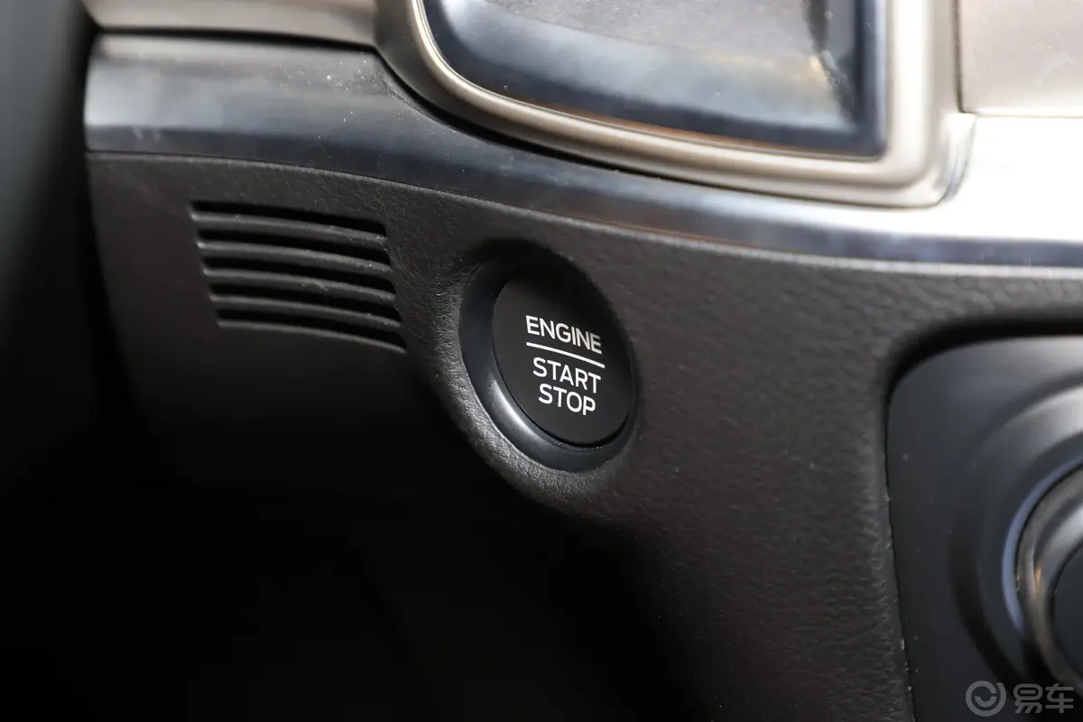 撼路者2.0T 手自一体 四驱 豪华版 汽油 5座钥匙孔或一键启动按键