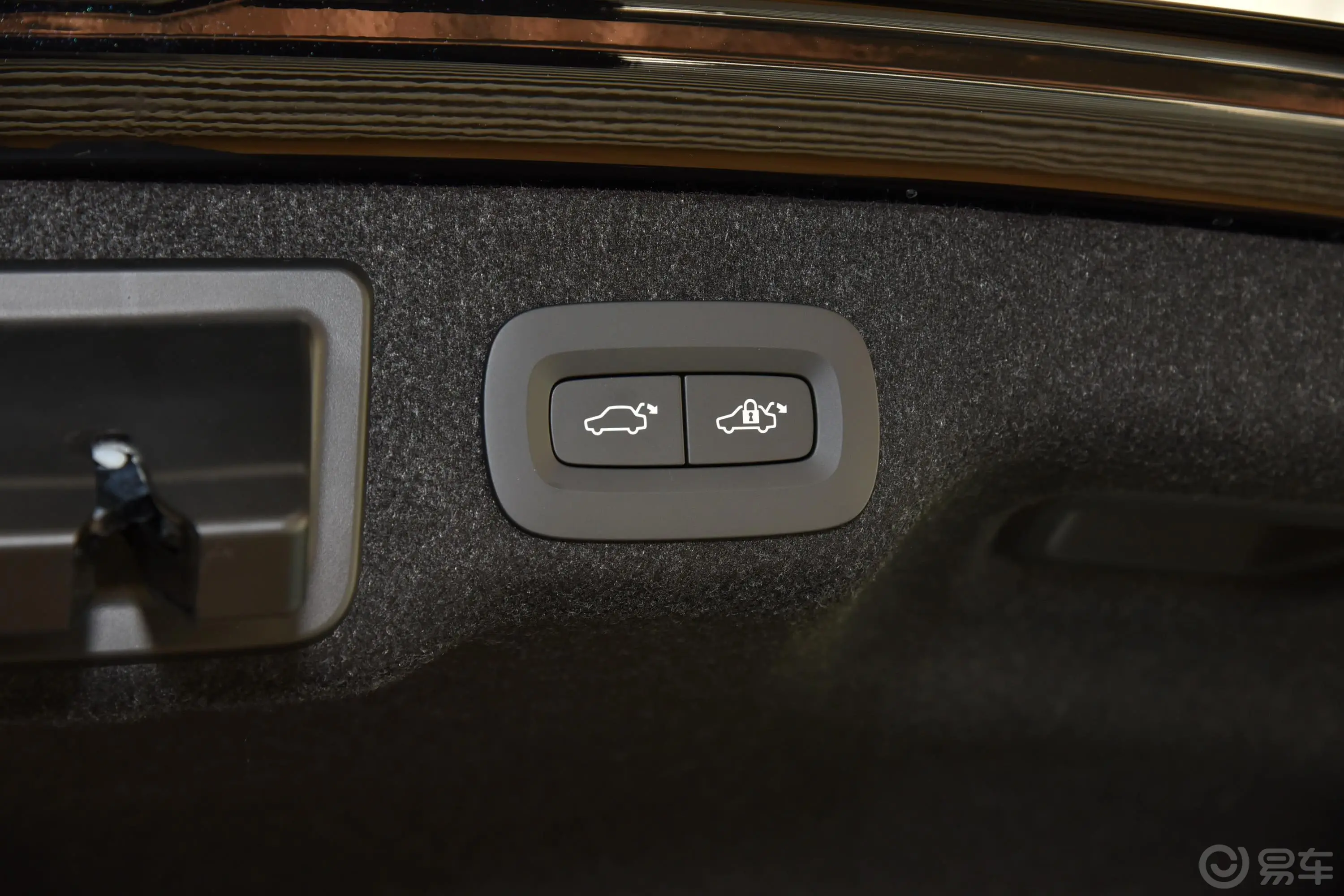 沃尔沃S90新能源T8 Ambience 3座电动尾门按键（手动扶手）