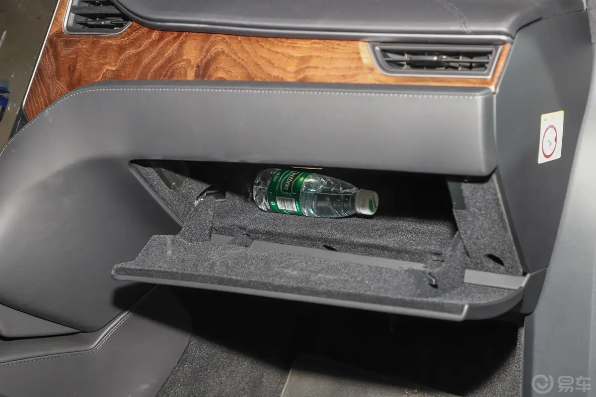 Model X标准续航版手套箱空间水瓶横置