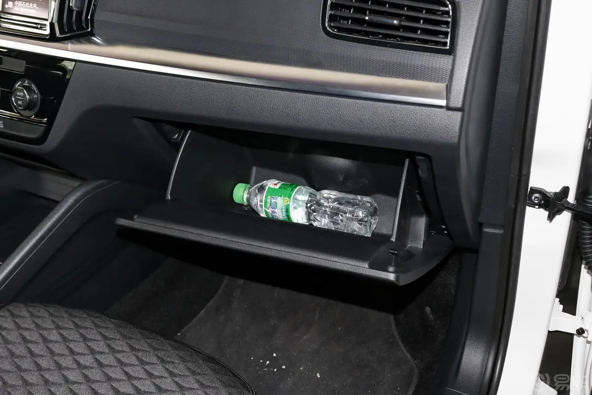 柯米克1.5L 手动 舒适版 国VI手套箱空间水瓶横置