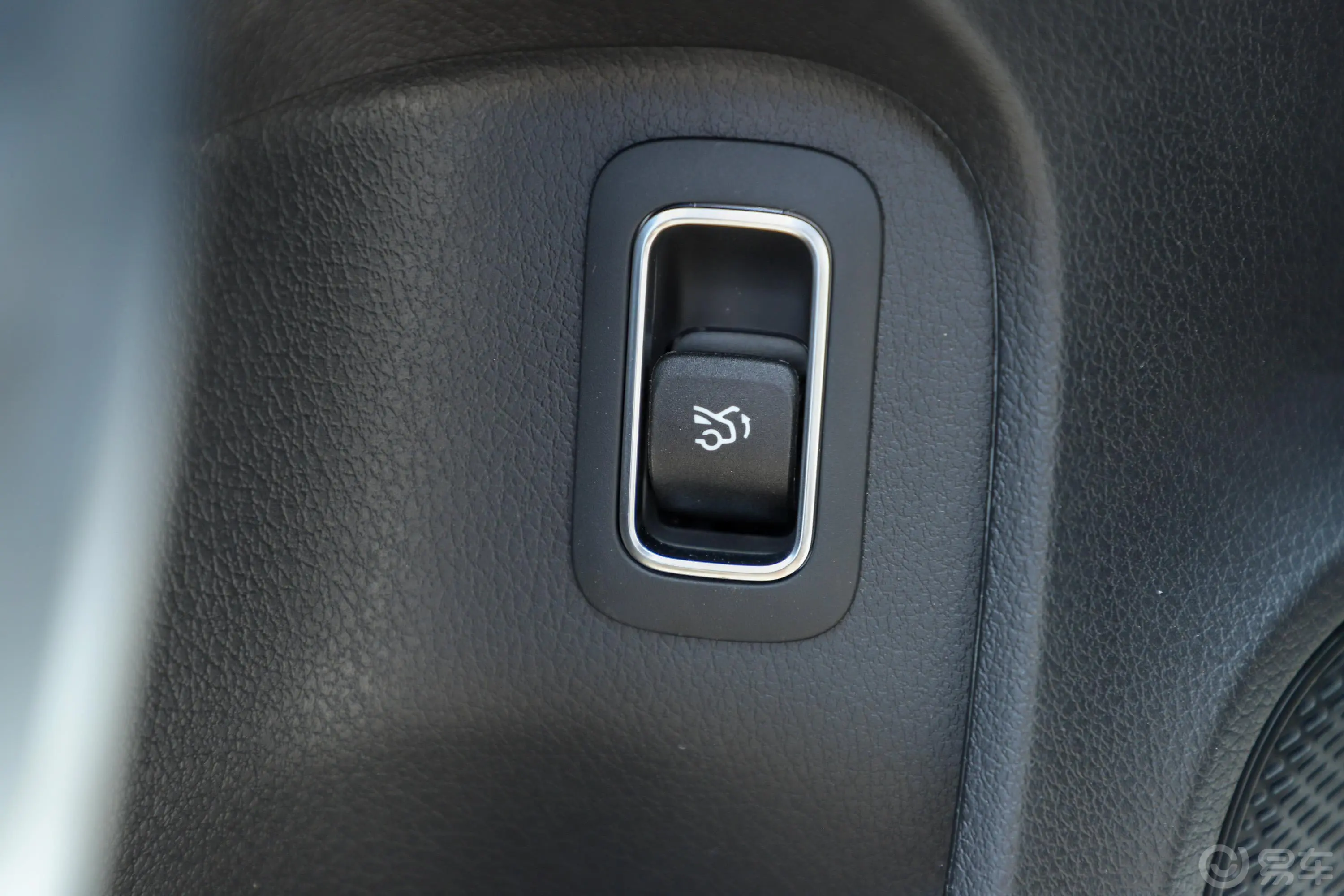 奔驰A级A 220 L 4MATIC 运动轿车电动尾门按键（手动扶手）