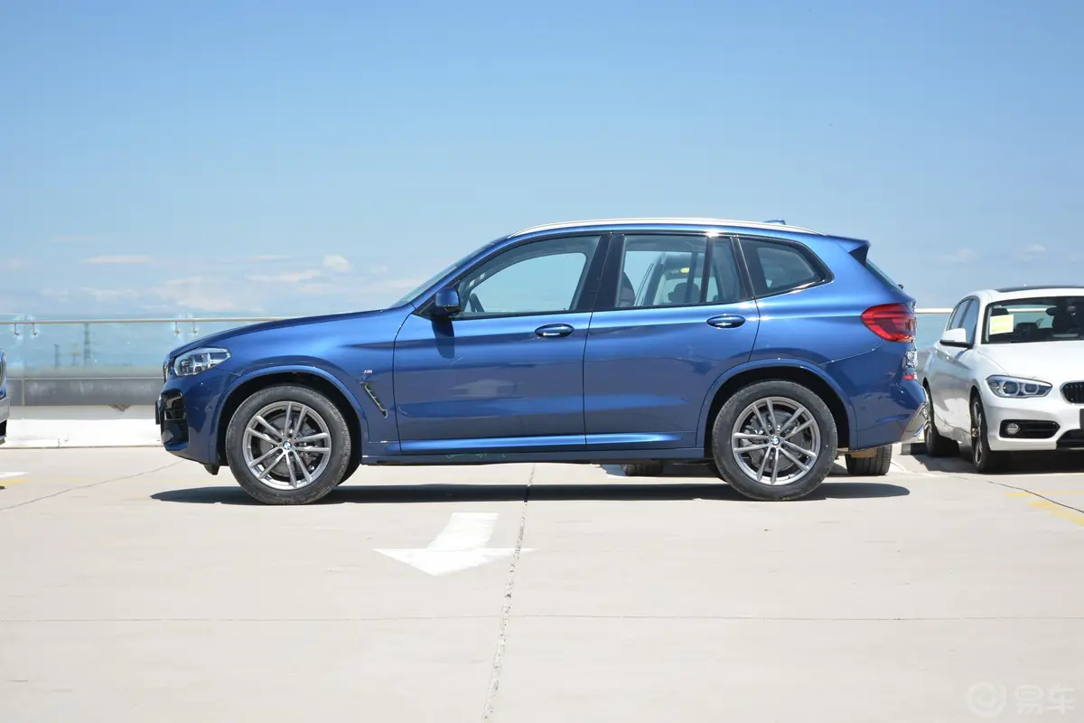 宝马X3xDrive 30i 领先版 M运动套装正侧车头向左水平