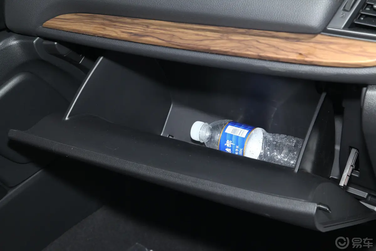 本田CR-V混动 2.0L 两驱 净驰版 国VI手套箱空间水瓶横置
