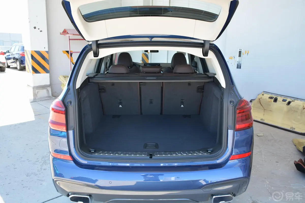 宝马X3xDrive 30i 领先版 M运动套装后备厢空间特写