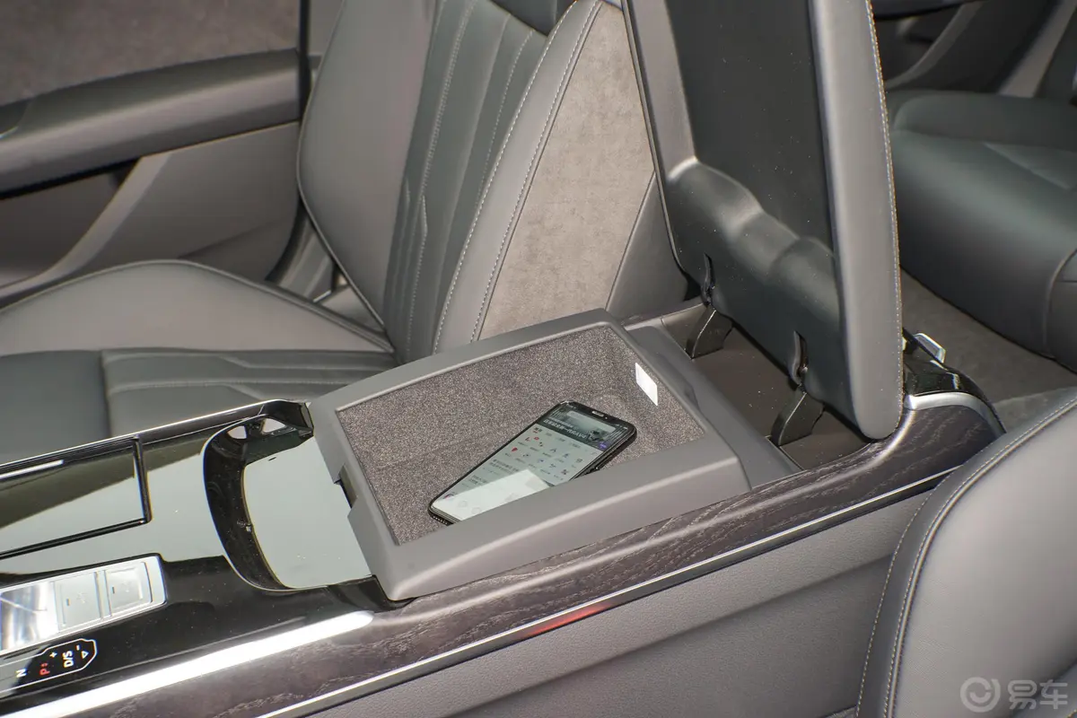 奥迪A8Plus A8L 50 TFSI quattro 舒适型前排扶手箱储物格