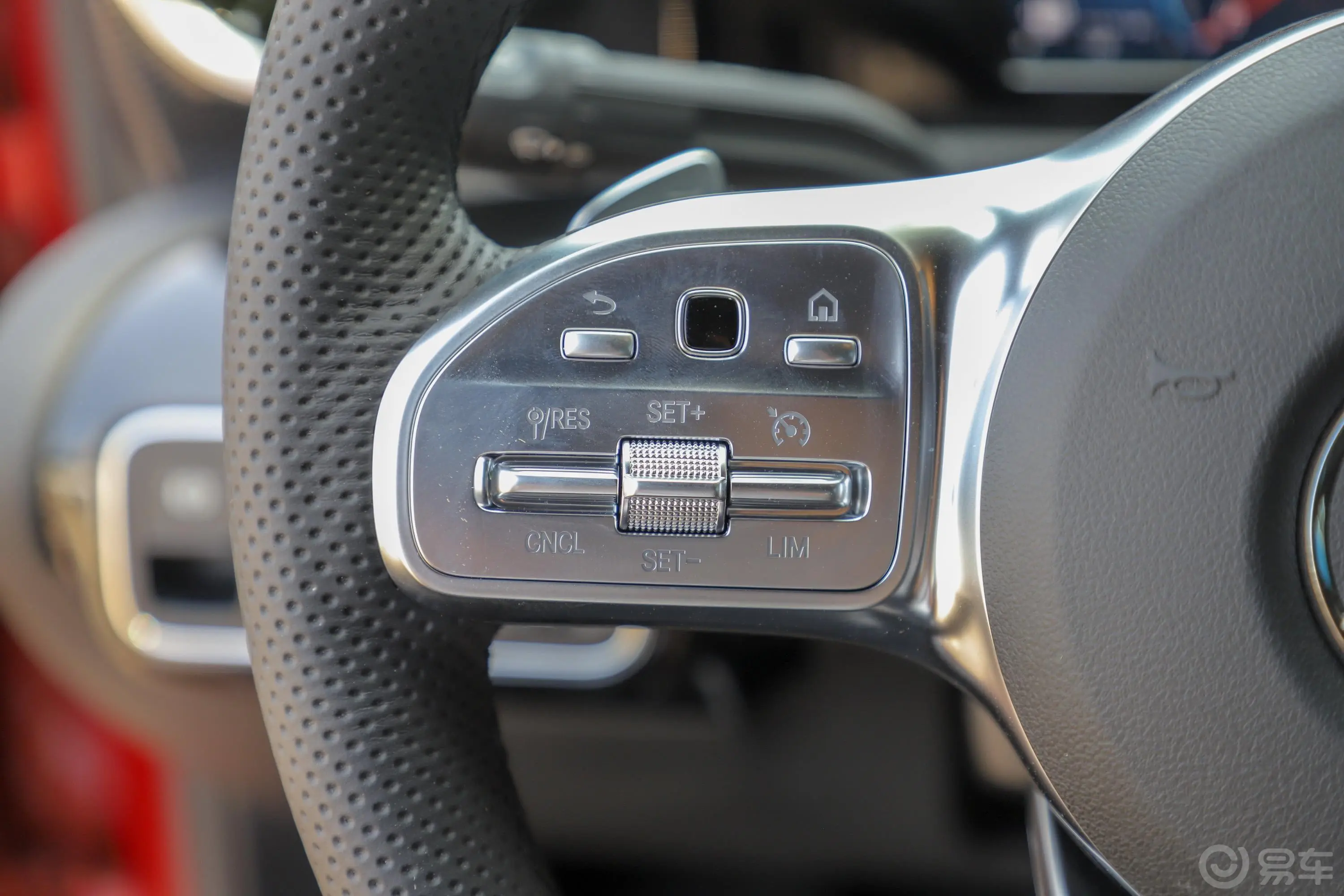 奔驰A级改款 A 180 L 运动轿车左侧方向盘功能按键