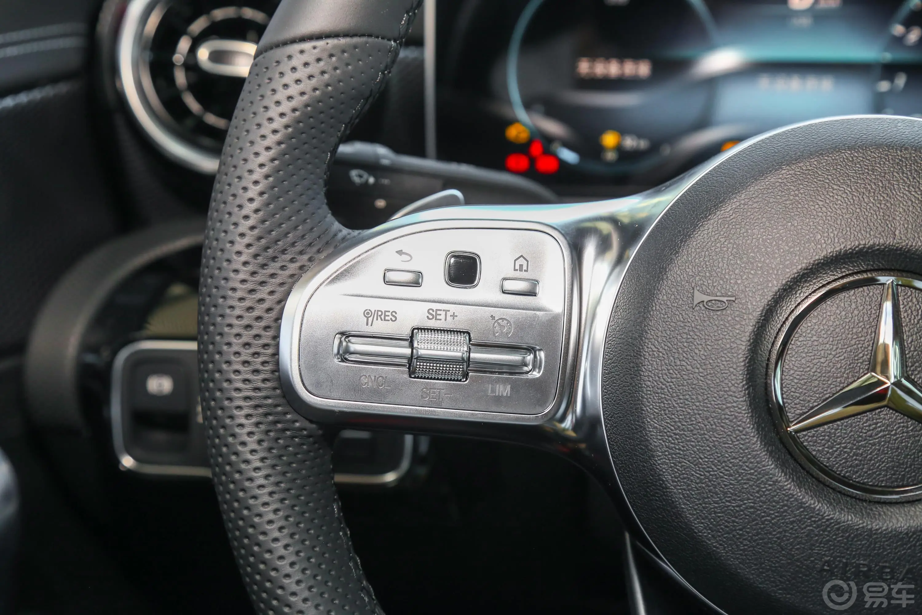 奔驰A级改款 A 200 L 运动轿车左侧方向盘功能按键