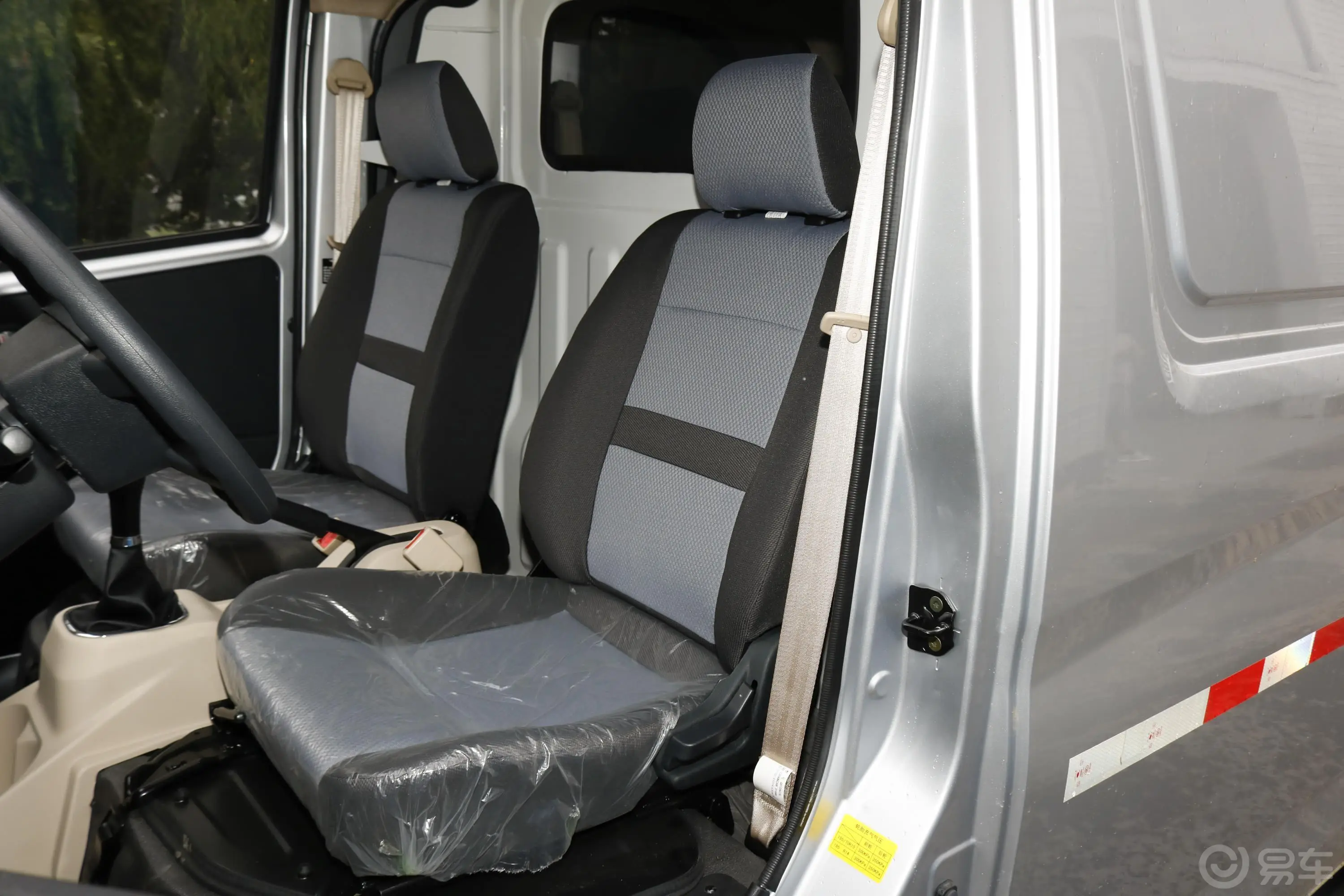 睿行M801.5L 手动 舒适型 平顶对开门 单蒸空调 2座 国VI驾驶员座椅