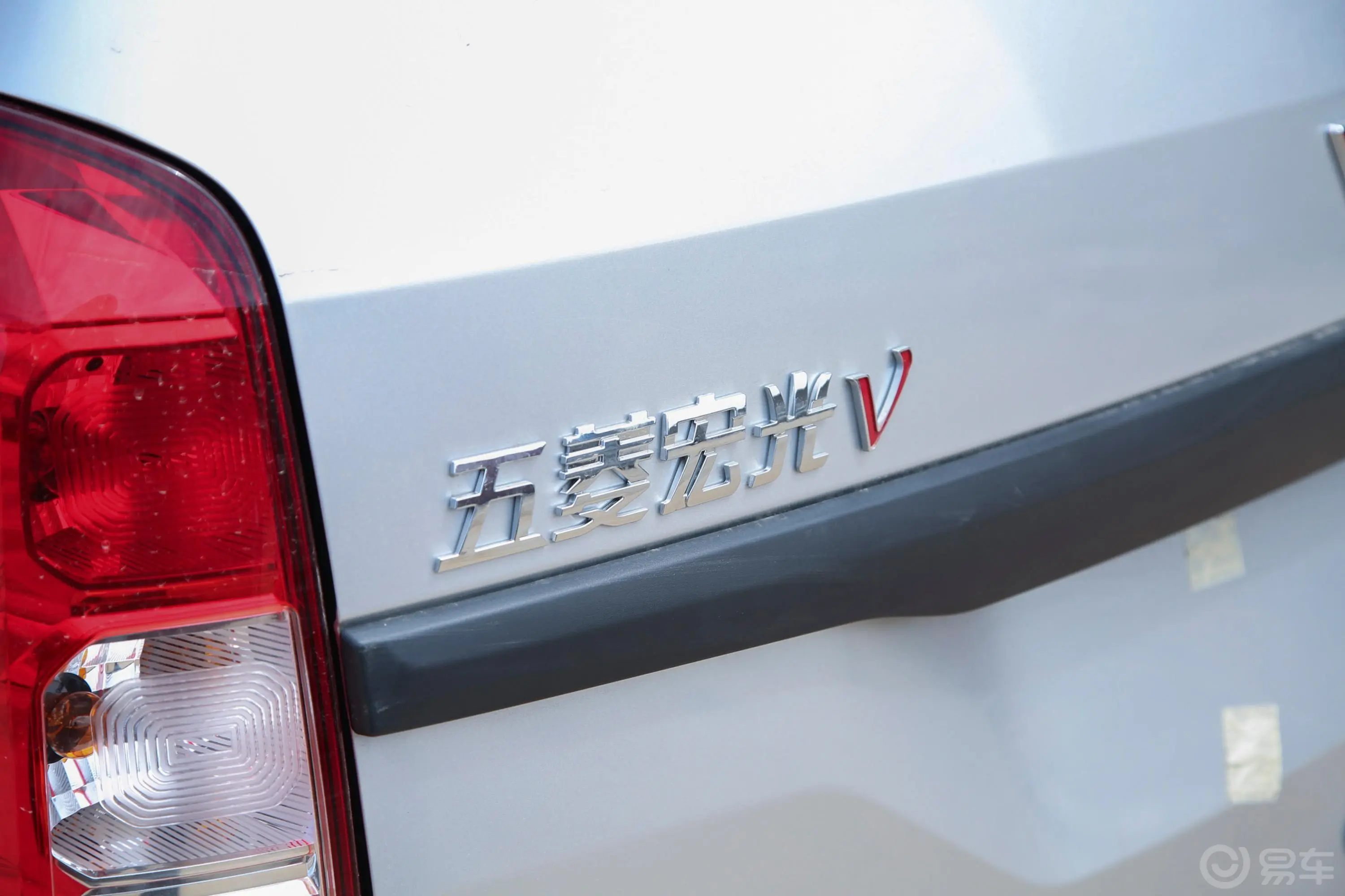 五菱宏光V1.5L 手动 基本型封窗车 国VI外观