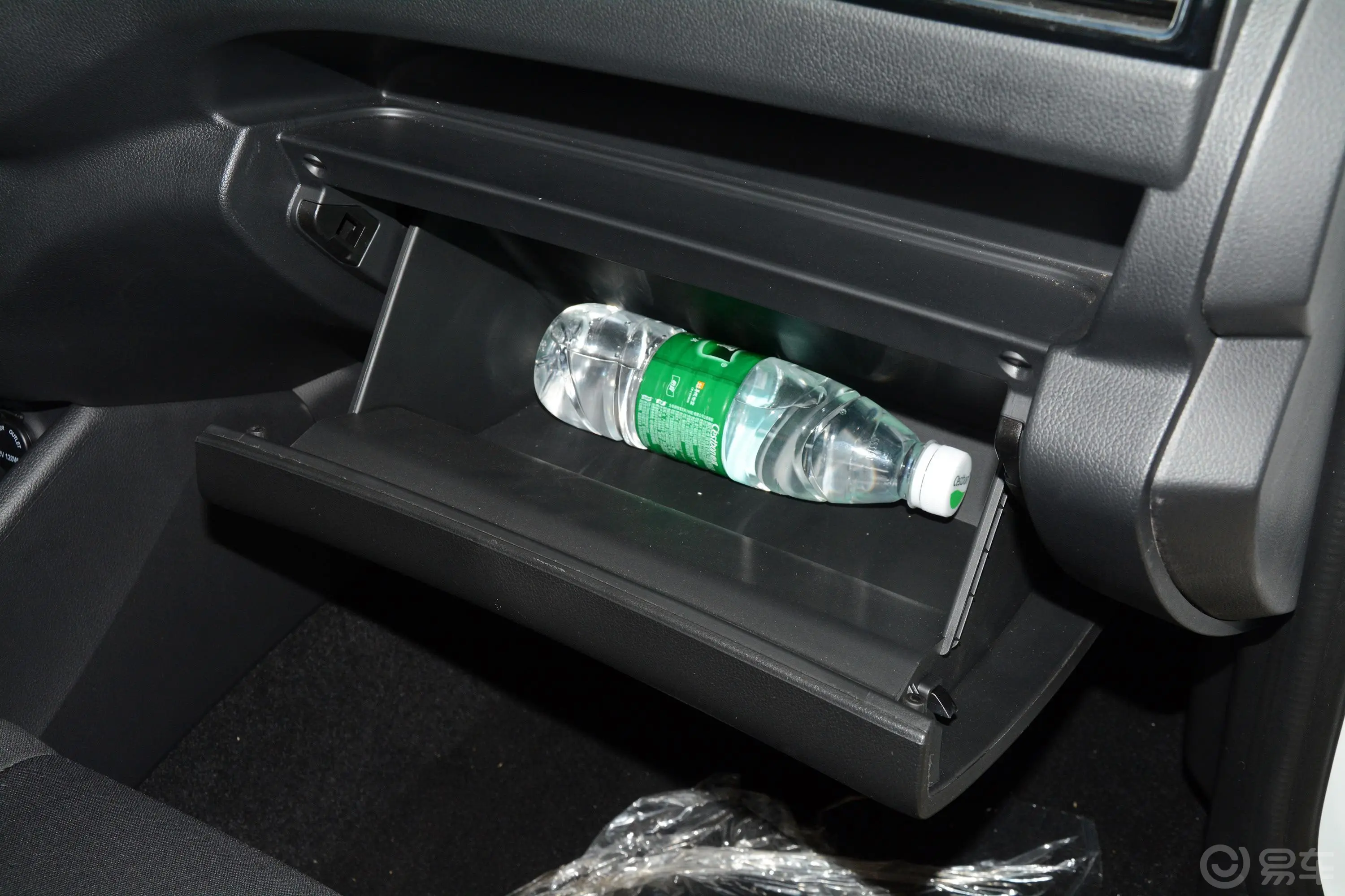 欧诺S欧诺S 1.5L 手动 经济版(非空调) 国VI手套箱空间水瓶横置