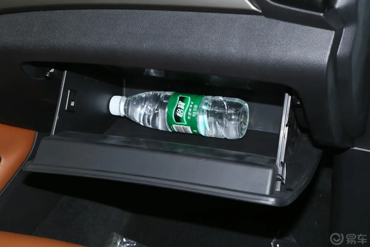 长安欧尚CX70CX70T 1.5T 手动 尊擎版手套箱空间水瓶横置