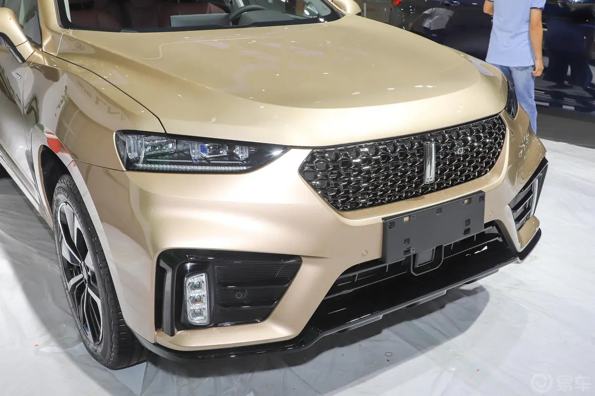 魏牌VV7 GT-PHEV2.0T 双离合 旗舰型尾灯侧45度俯拍