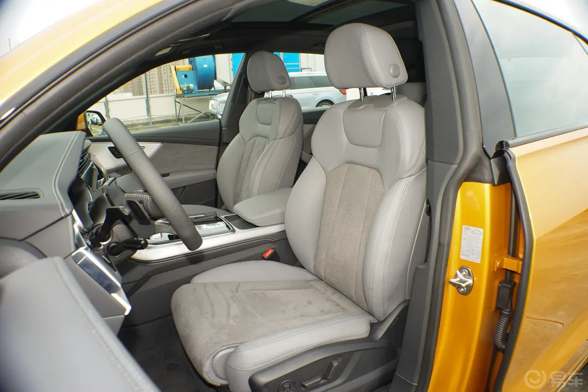 奥迪Q855 TFSI 至尊限量版驾驶员座椅