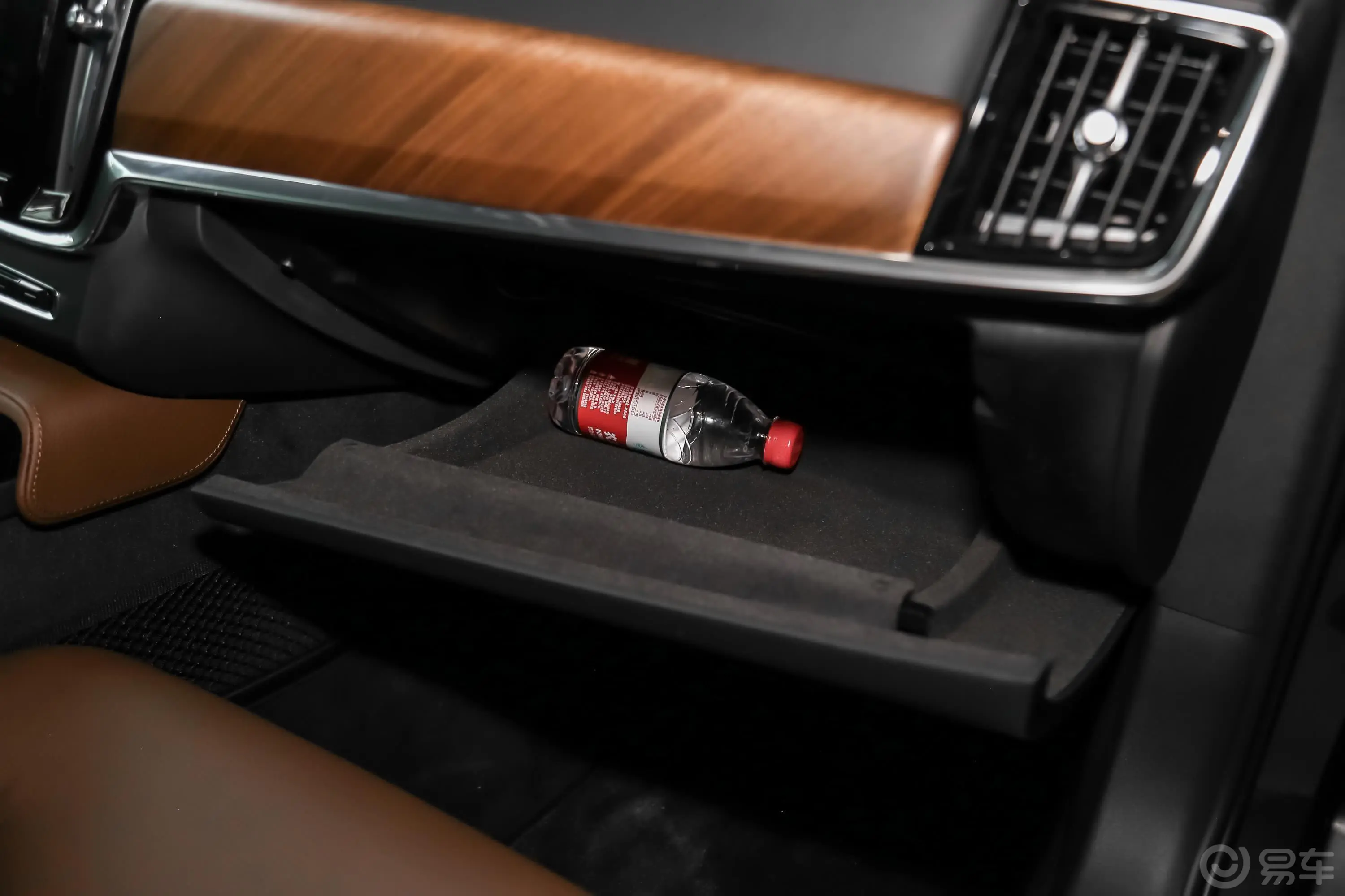 沃尔沃S90新能源T8 智雅豪华版手套箱空间水瓶横置