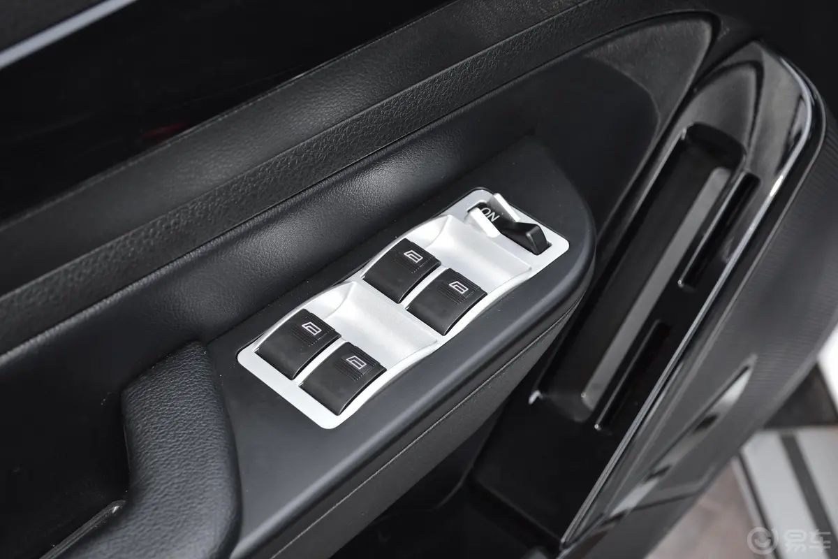 萨普征服者 标箱 2.4L 手动 两驱 舒适版 汽油车窗调节整体