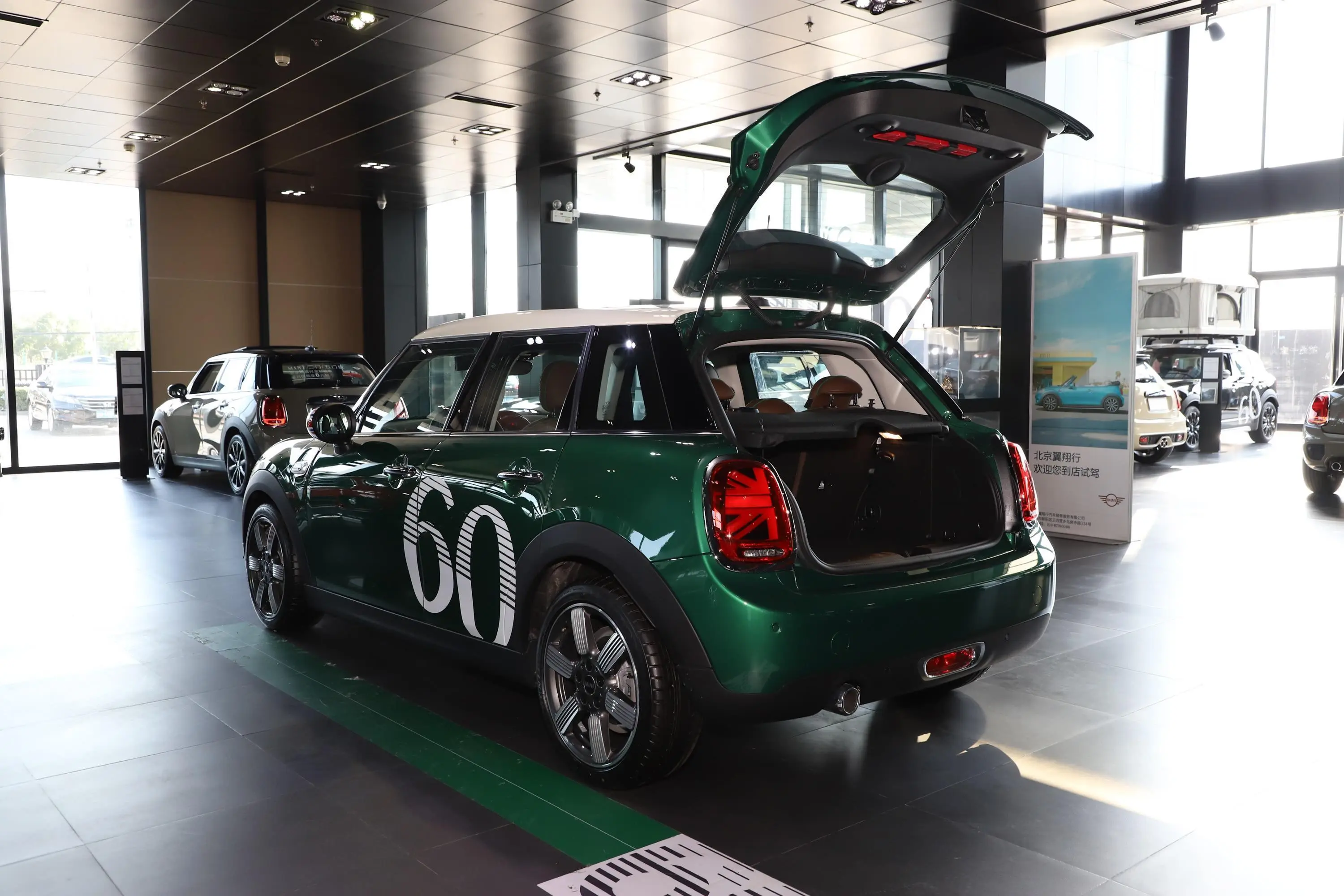 MINI60周年纪念版 1.5T COOPER 双离合 五门版后备厢开启45度侧拍