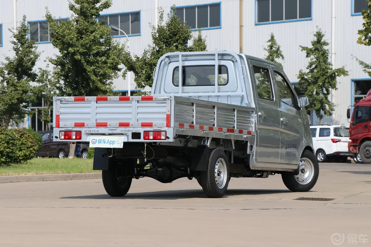 长安星卡L系列1.5L 手动 双排 货车标准型 额载975kg 国V侧后45度车头向右水平