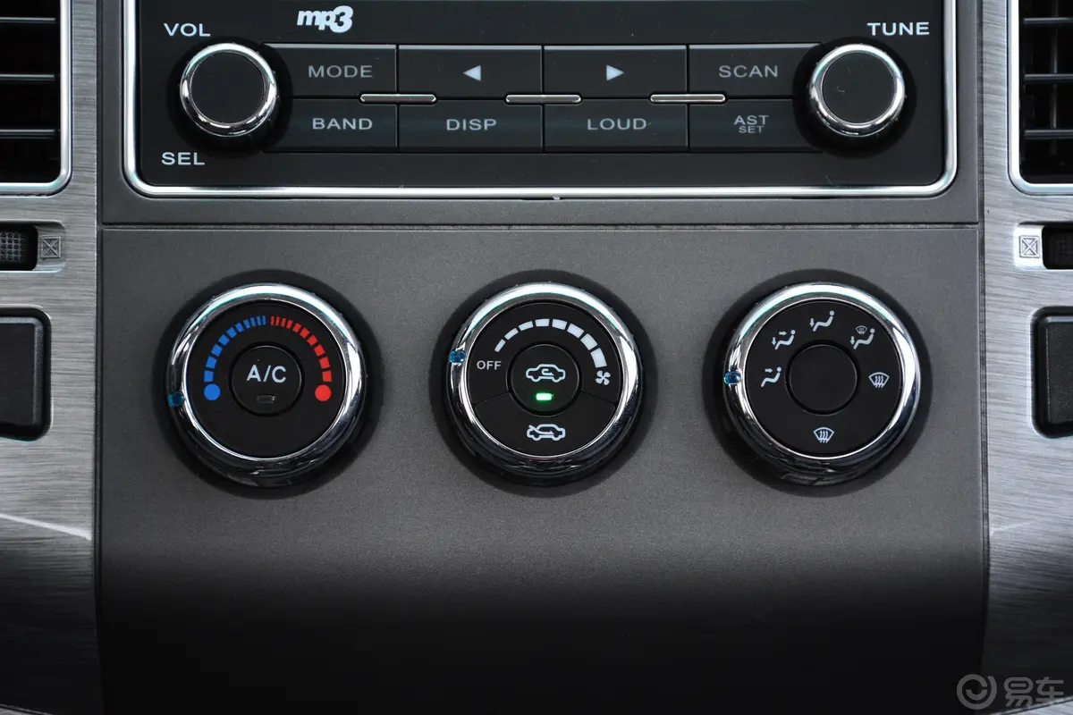 萨普征服者 标箱 2.4L 手动 两驱 舒适版 汽油空调