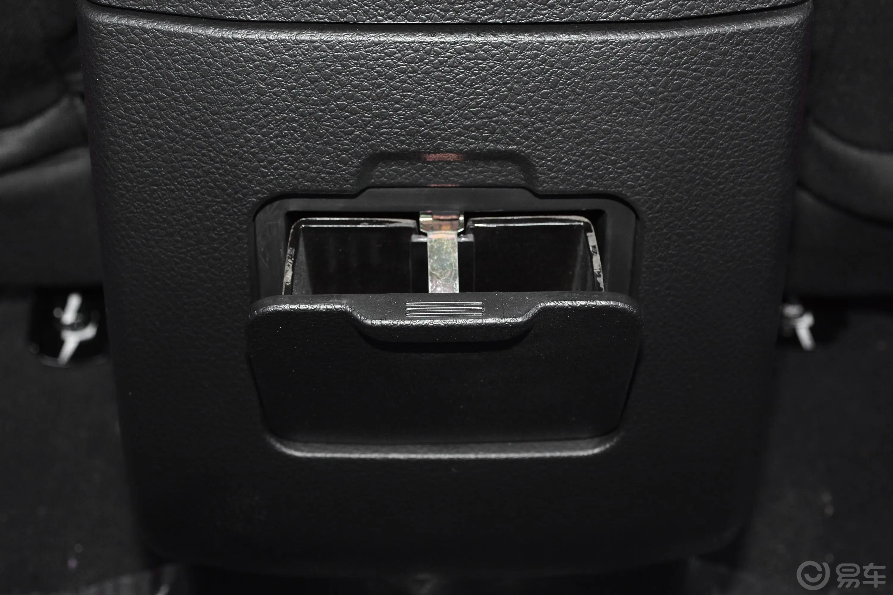 萨普征服者 标箱 2.4L 手动 两驱 舒适版 汽油空间