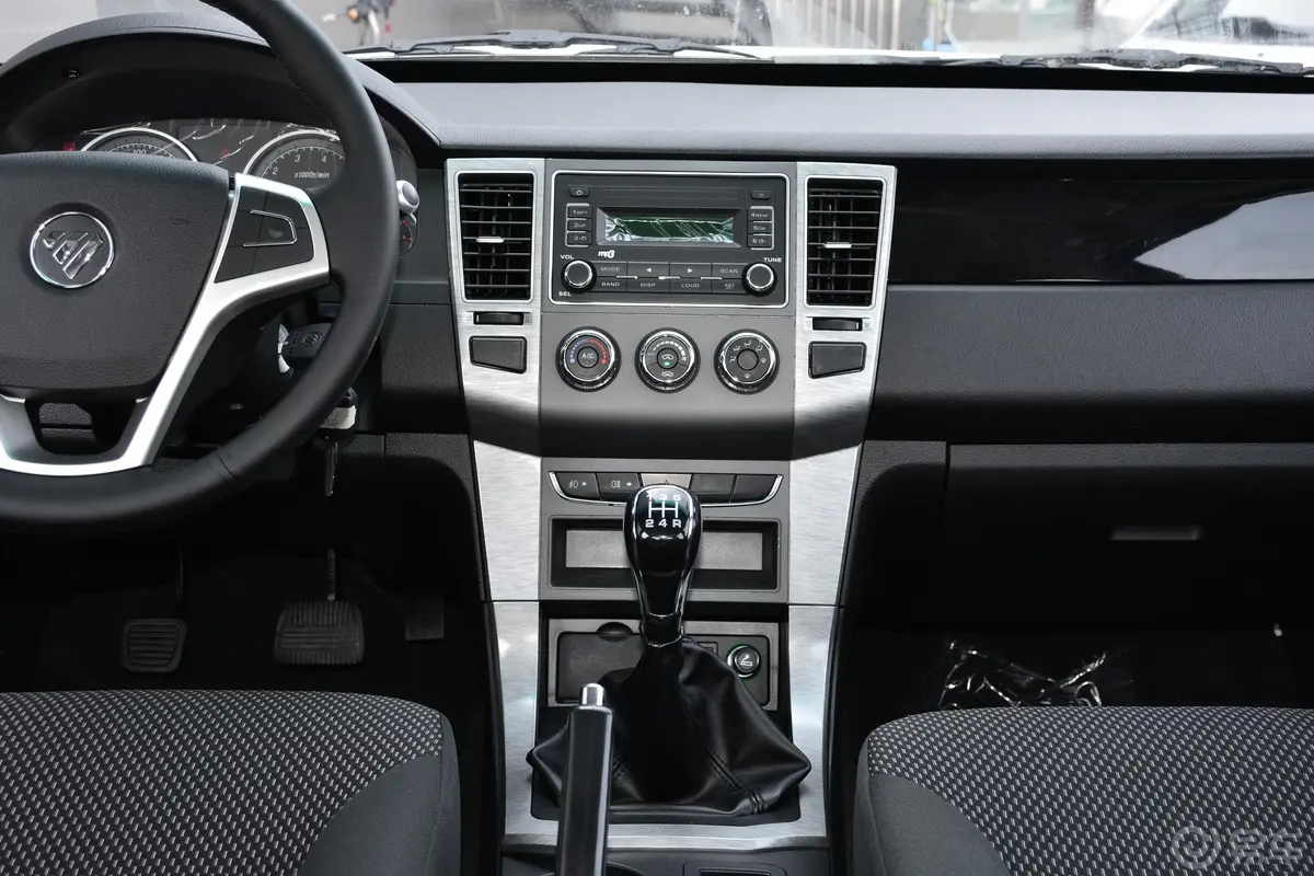 萨普征服者 标箱 2.4L 手动 两驱 舒适版 汽油中控台整体
