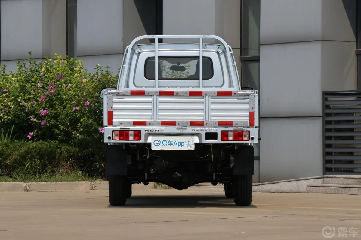 长安星卡L系列1.5L 手动 单排 货车标准型 额载1355kg 国V正后水平