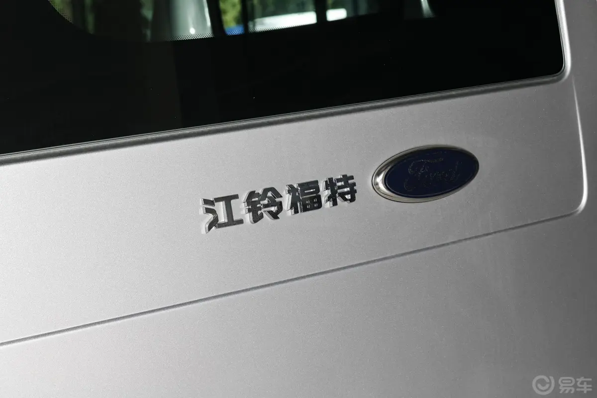 新世代全顺短轴中顶 2.2T 手动 多功能车 6座 柴油外观