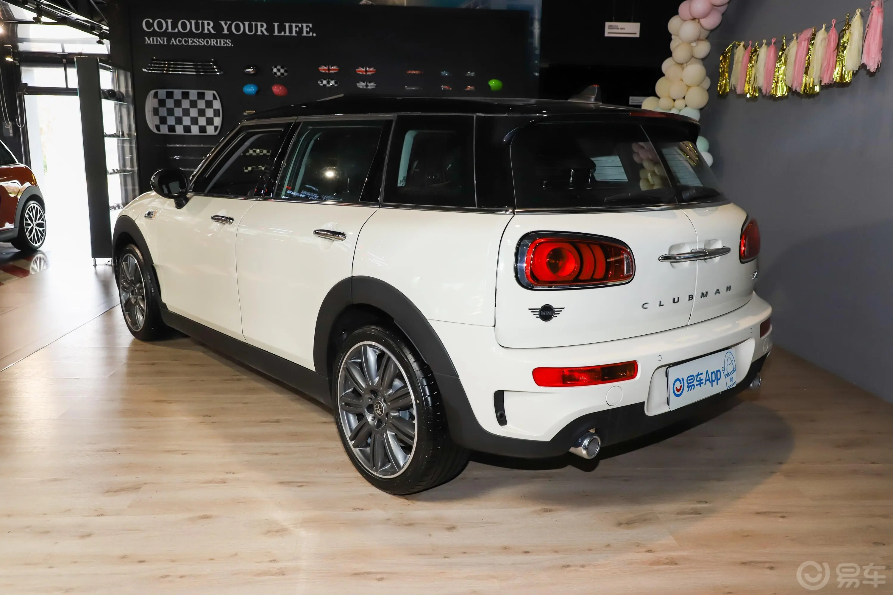 MINI CLUBMAN2.0T COOPER S侧后45度车头向左水平