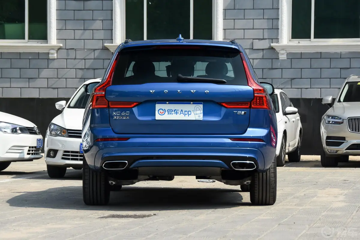 沃尔沃XC60T5 四驱 智远运动版正后水平