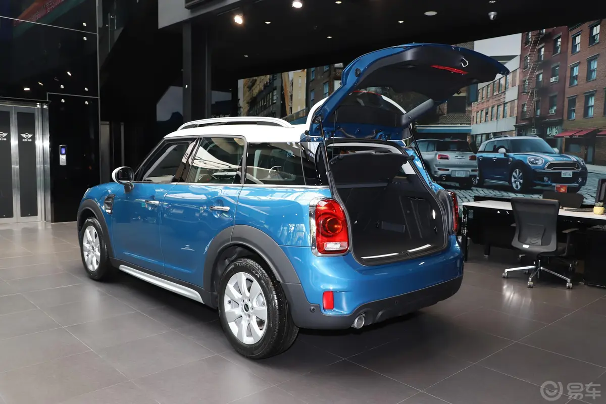 MINI COUNTRYMAN1.5T COOPER 经典派后备厢开启45度侧拍