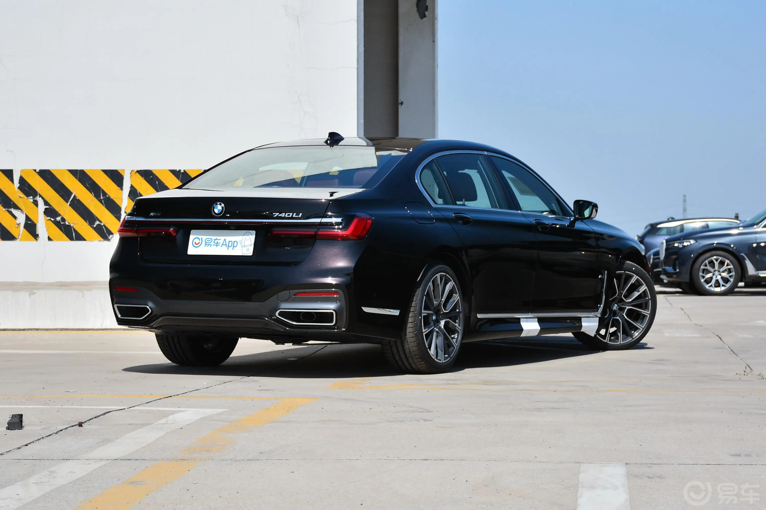 宝马7系740Li xDrive 行政型 M运动套装侧后45度车头向右水平