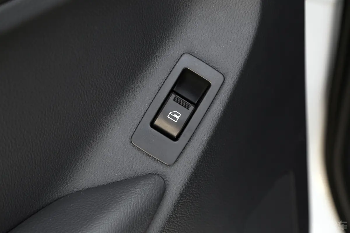 拓陆者E32.4L 手动 两驱 长箱 舒适版 汽油后车窗调节