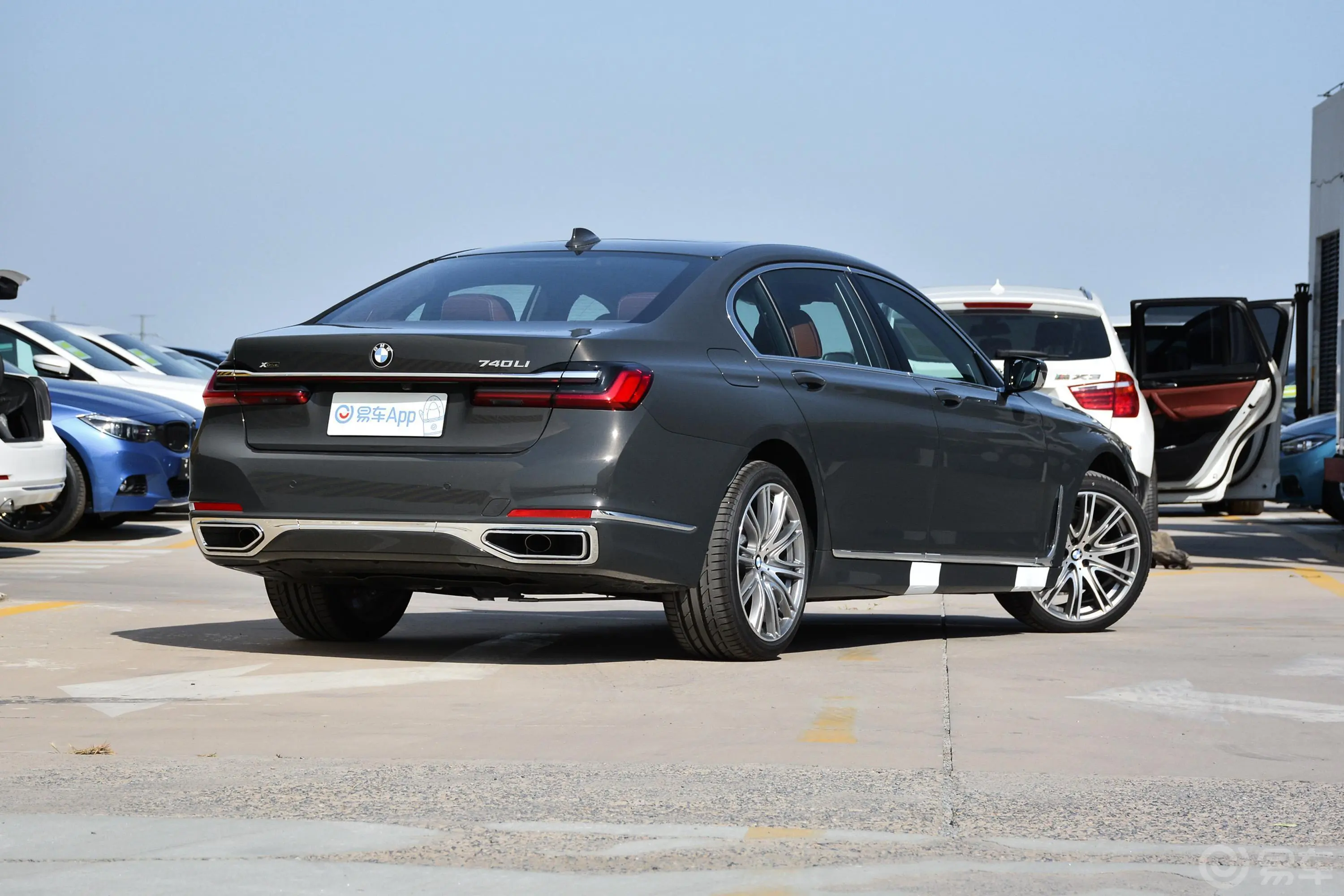 宝马7系740Li xDrive 行政型 豪华套装侧后45度车头向右水平