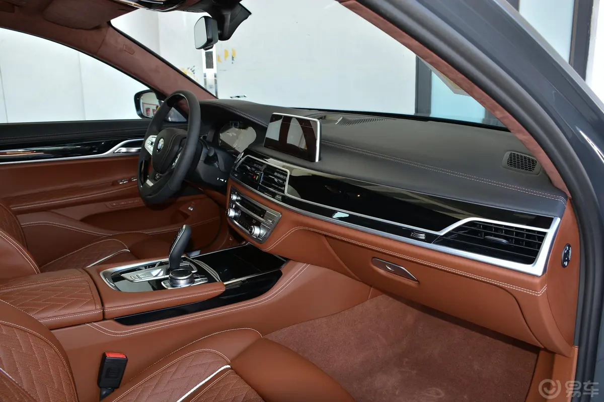 宝马7系740Li xDrive 行政型 豪华套装内饰全景副驾驶员方向