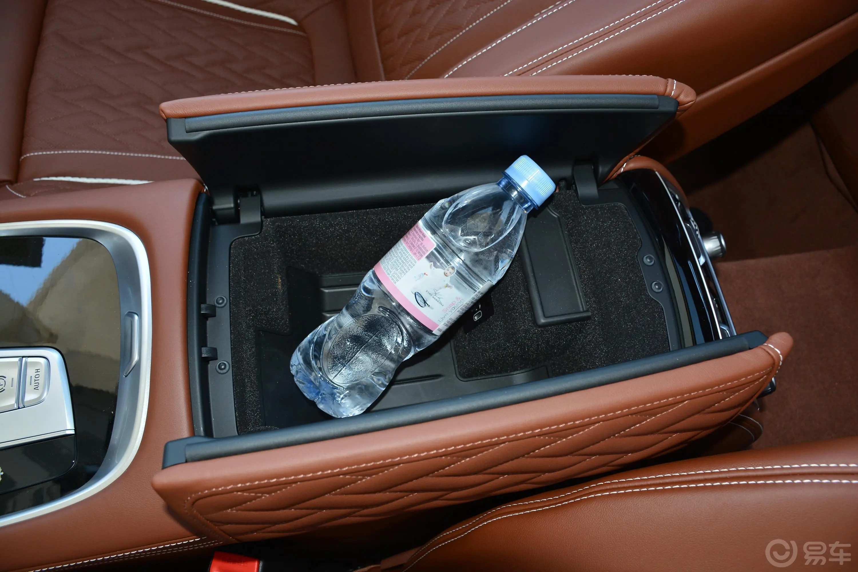 宝马7系740Li xDrive 行政型 豪华套装前排扶手箱储物格