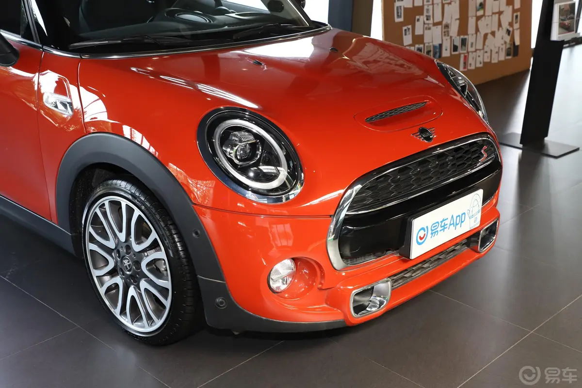 MINI2.0T COOPER S 双离合 艺术家 五门版前格栅侧俯拍