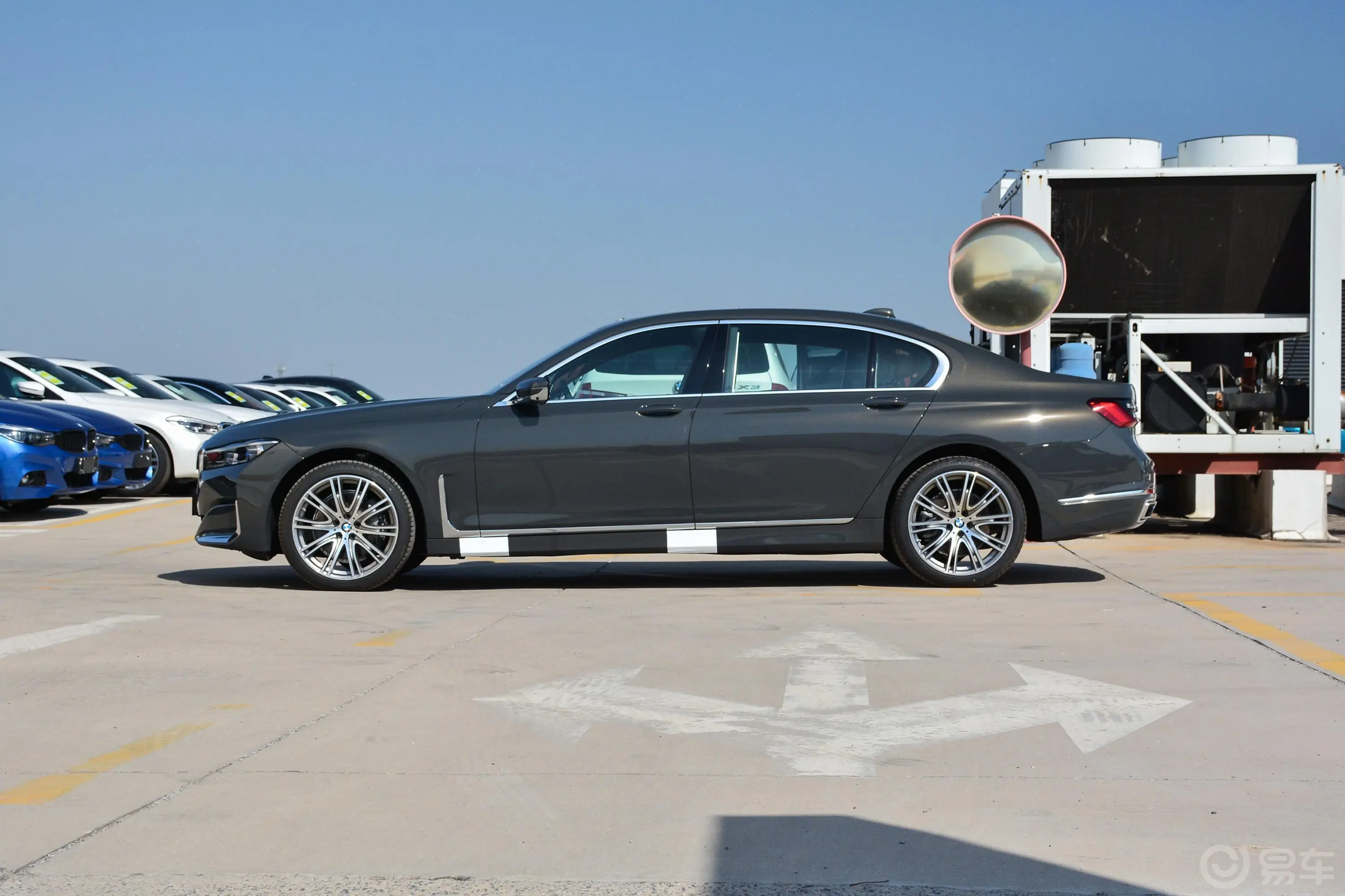 宝马7系740Li xDrive 行政型 豪华套装正侧车头向左水平