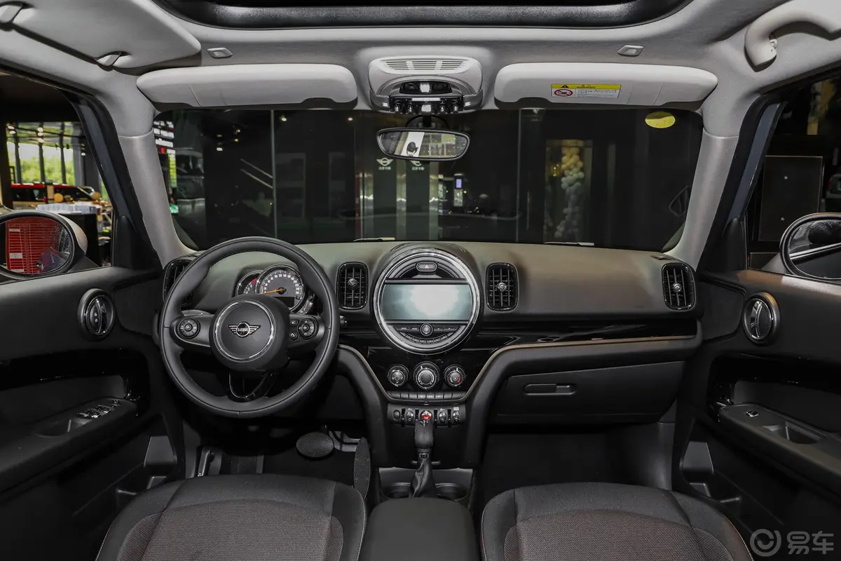 MINI COUNTRYMAN1.5T COOPER 经典派手套箱空间水瓶横置