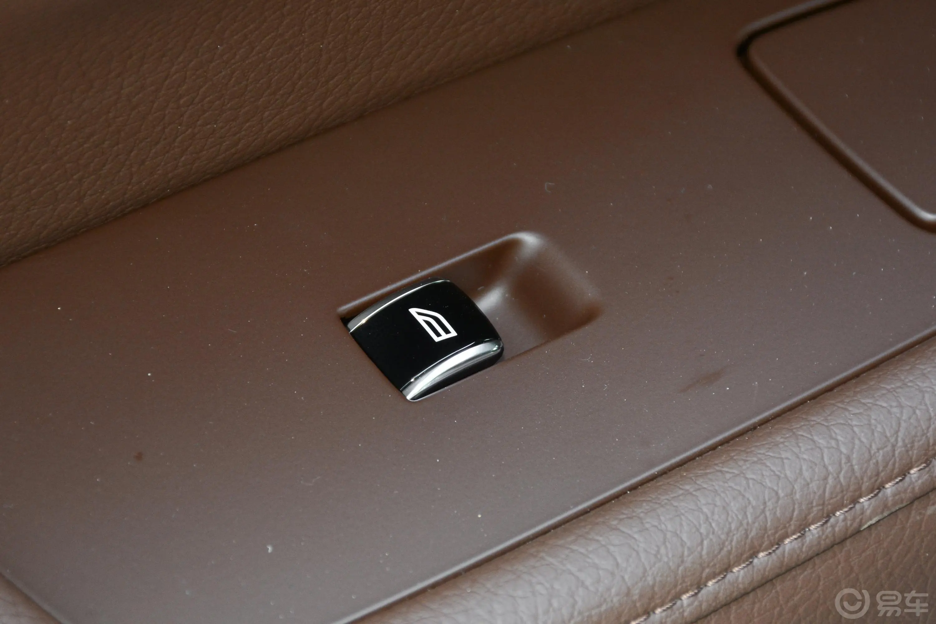 沃尔沃S90新能源T8 智逸豪华版后车窗调节