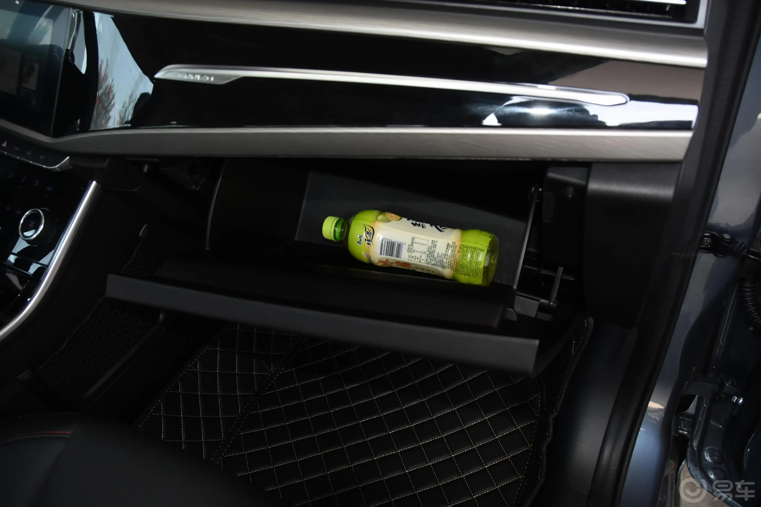 艾瑞泽GX冠军版 1.5L CVT 精英型 国Ⅵ手套箱空间水瓶横置