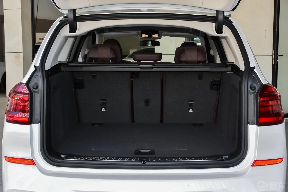 宝马X3xDrive 25i M运动套装后备厢空间特写