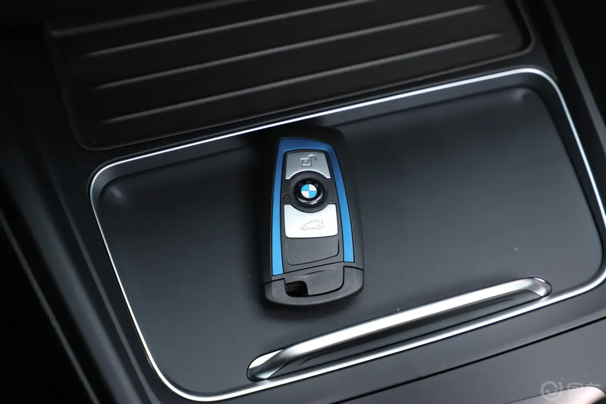 宝马3系GT330i xDrive M运动曜夜版钥匙孔或一键启动按键