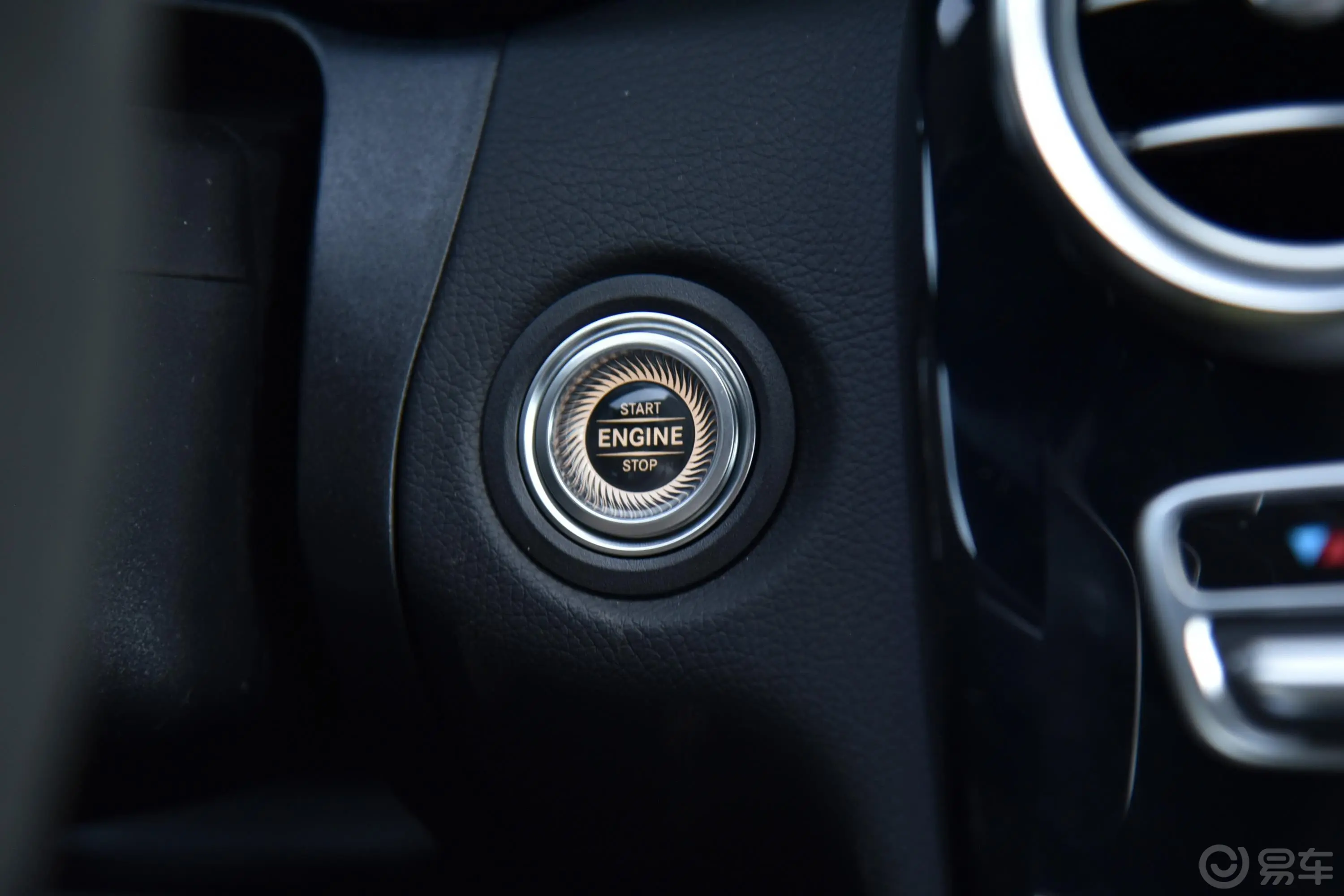 奔驰C级 AMGAMG C 63 S 轿跑车钥匙孔或一键启动按键