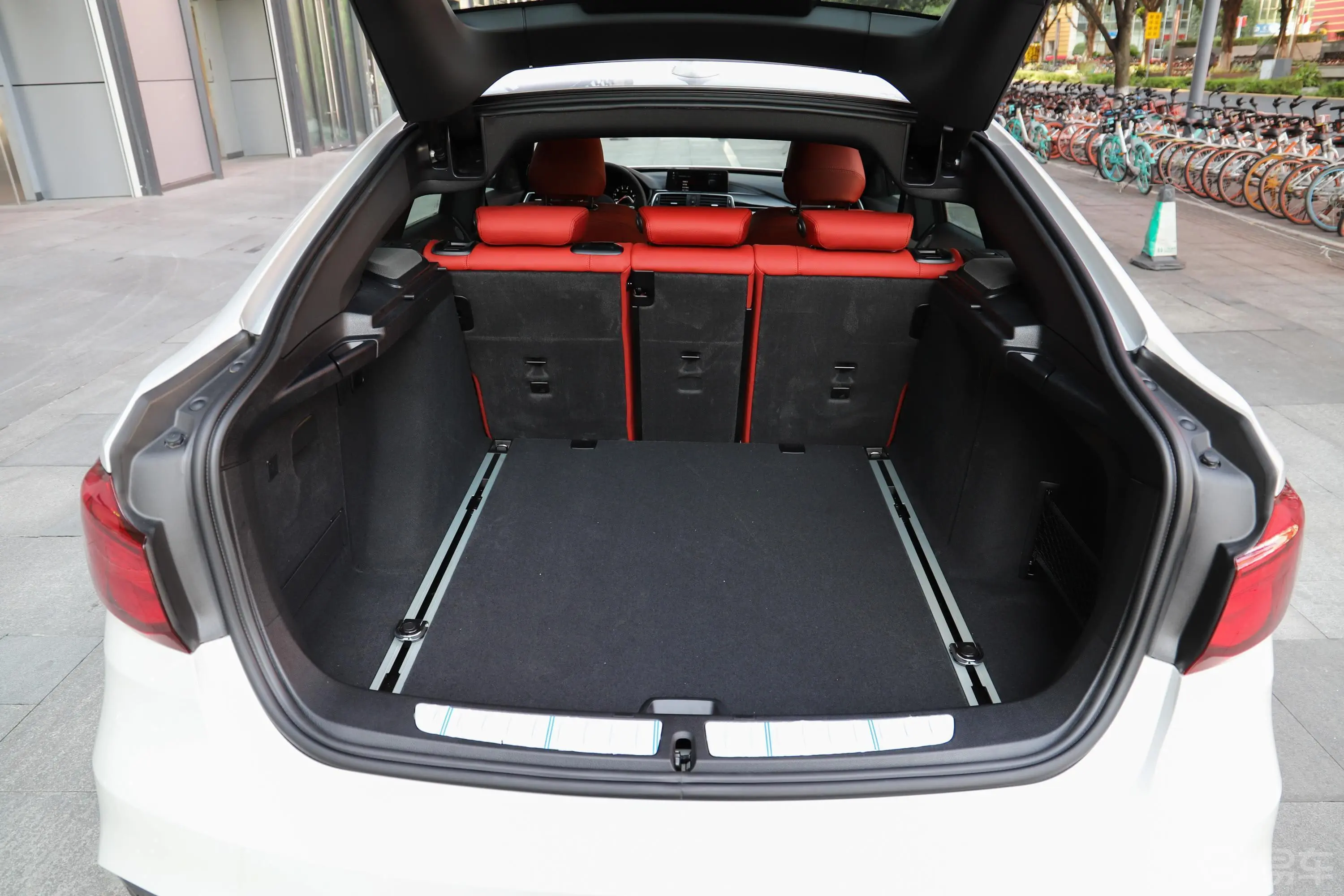 宝马3系GT330i xDrive M运动曜夜版后备厢空间特写
